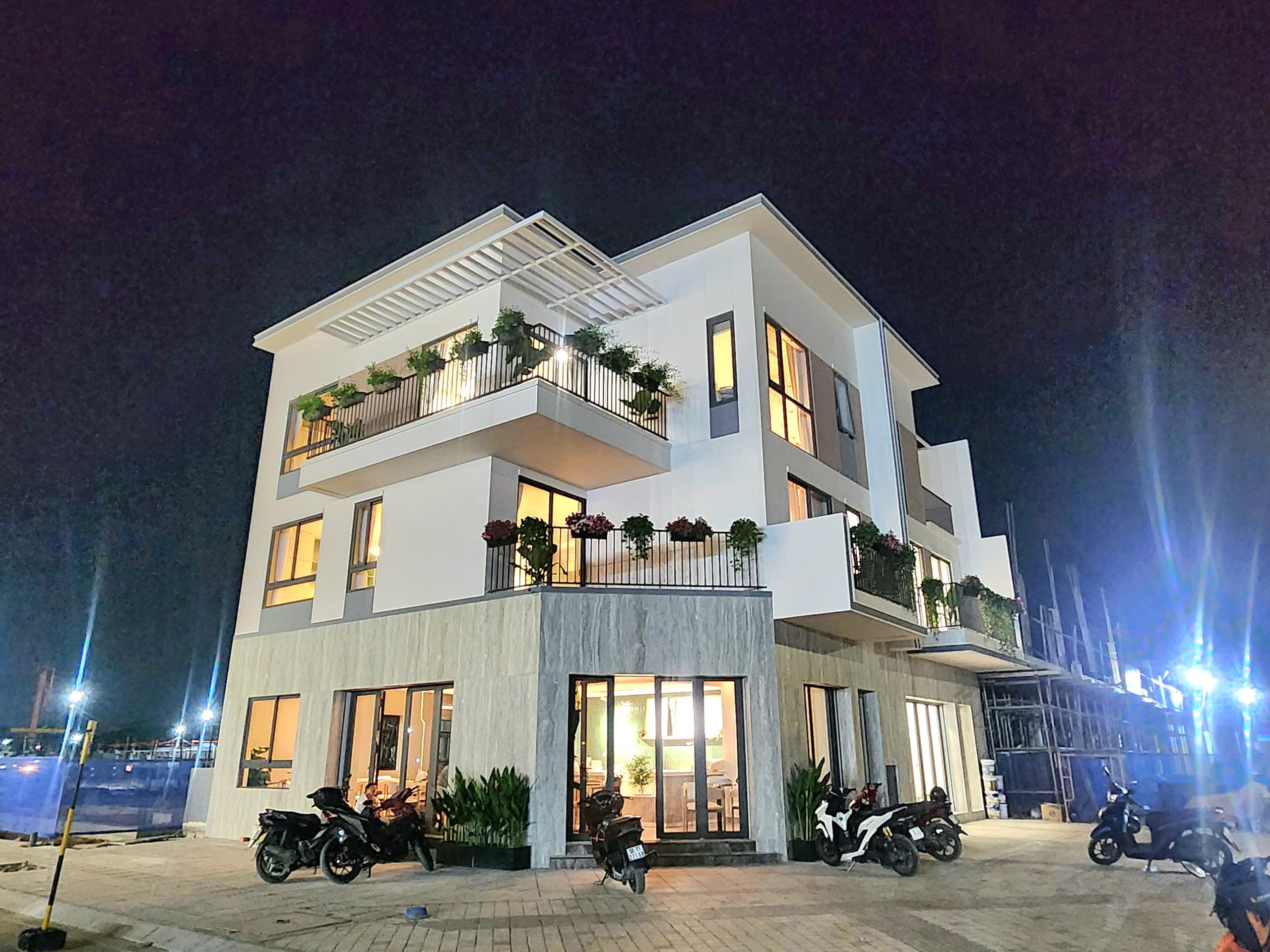 Bán nhà ở thương mại giá chỉ 21 triệu/m2 dtsd 180m2 1trệt 2lầu, 3pn, 4wc