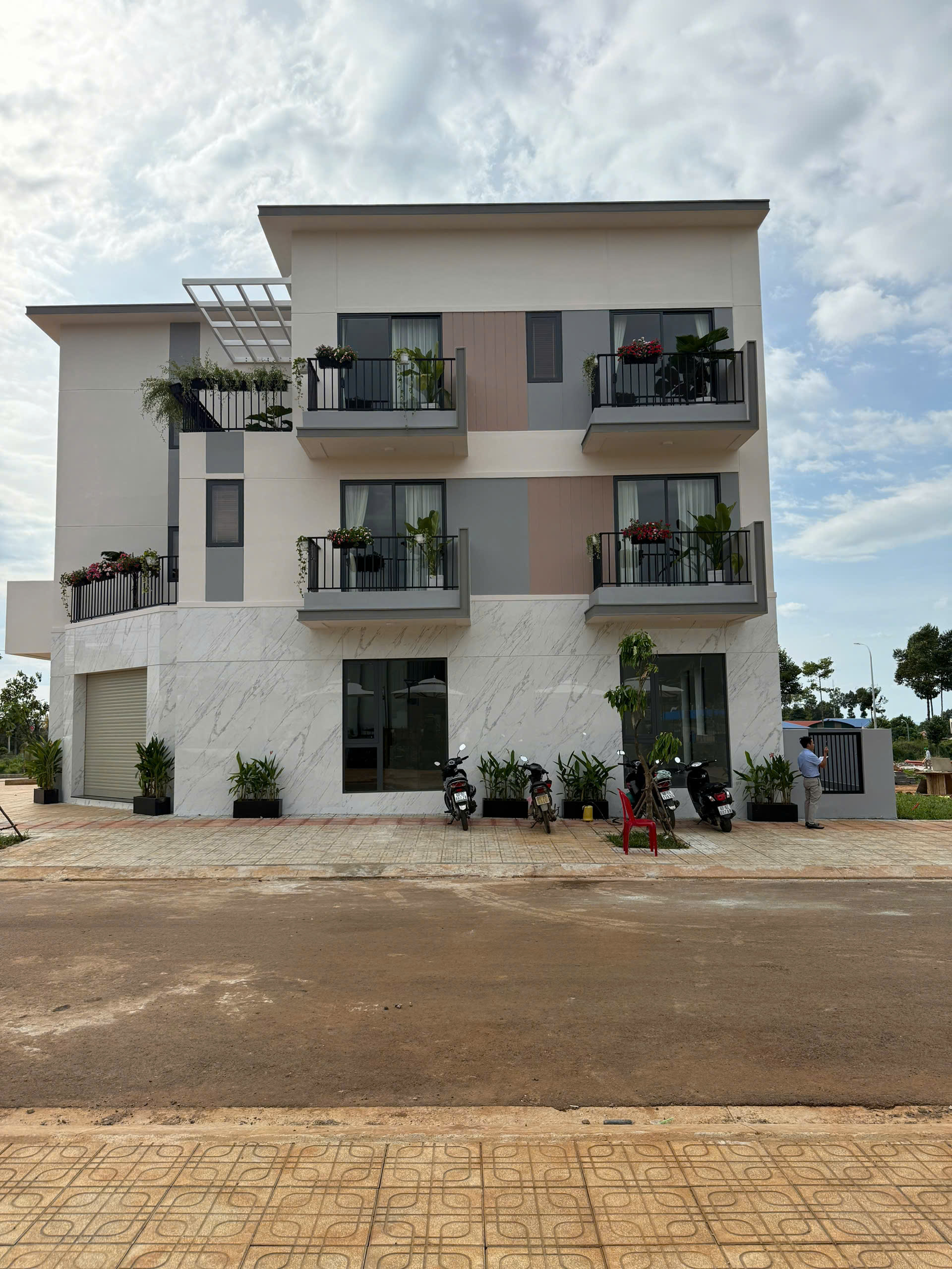 Bán nhà phố mới xây ngay ngã tư dầu giây, gần chợ đầu mối dầu giây 3ty9